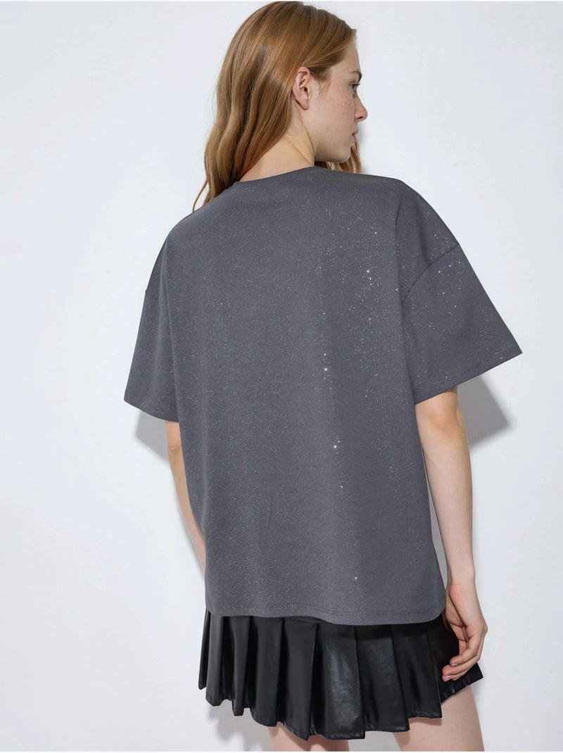 T-shirt com lantejoulas, gola redonda e manga curta busem Cinza escuro - Kiabi