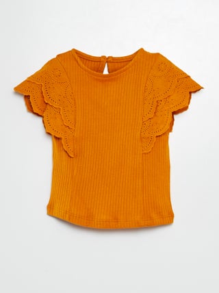 T-shirt com mangas bordadas