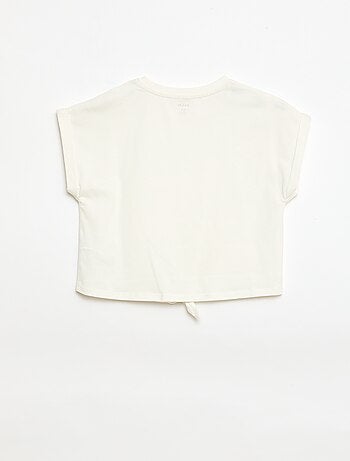 T-shirt com nó na cintura