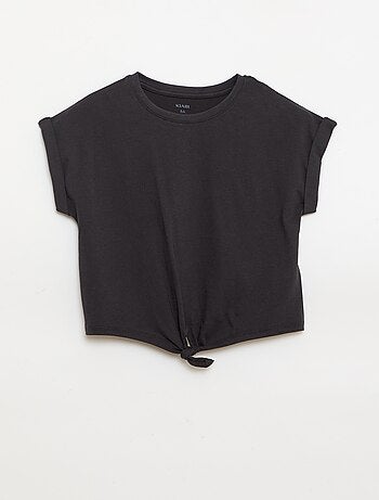 T-shirt com nó na cintura