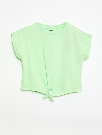 T-shirt com nó na cintura