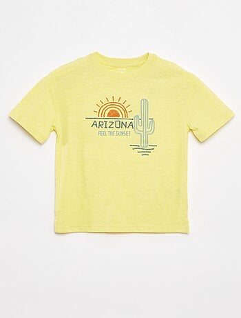 T-shirt com recortes e bordados de fantasia