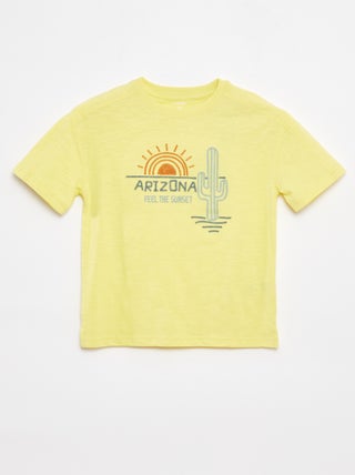 T-shirt com recortes e bordados de fantasia