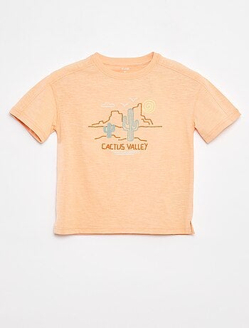T-shirt com recortes e bordados de fantasia