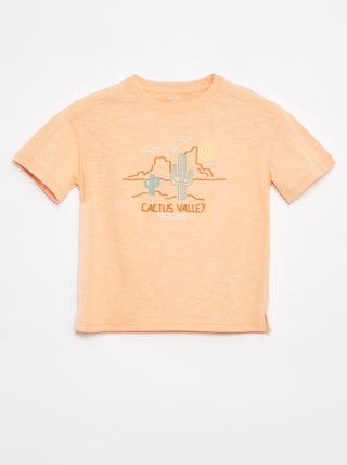 T-shirt com recortes e bordados de fantasia