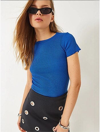 T-shirt crop canelada com decote redondo e detalhe de rebordo ondulado lucci