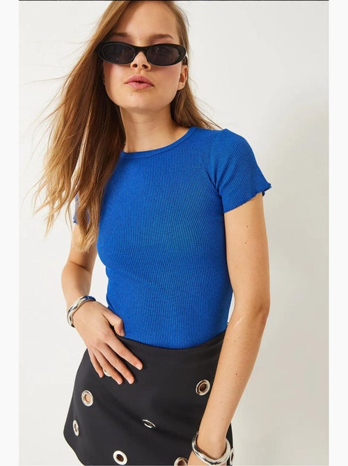 T-shirt crop canelada com decote redondo e detalhe de rebordo ondulado lucci - Kiabi T-shirt crop canelada com decote redondo e detalhe de rebordo ondulado lucci - Kiabi