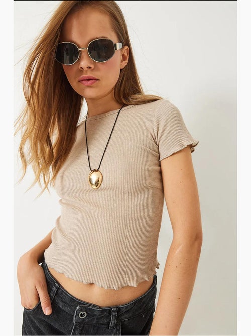 T-shirt crop canelada com decote redondo e detalhe de rebordo ondulado lucci - Kiabi T-shirt crop canelada com decote redondo e detalhe de rebordo ondulado lucci - Kiabi