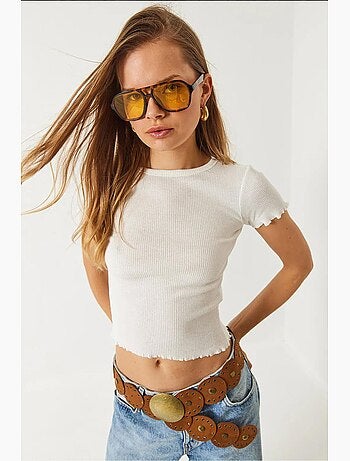T-shirt crop canelada com decote redondo e detalhe de rebordo ondulado lucci