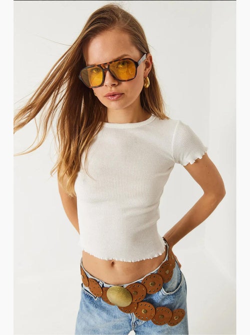 T-shirt crop canelada com decote redondo e detalhe de rebordo ondulado lucci - Kiabi T-shirt crop canelada com decote redondo e detalhe de rebordo ondulado lucci - Kiabi