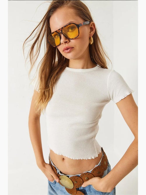 T-shirt crop canelada com decote redondo e detalhe de rebordo ondulado lucci - Kiabi T-shirt crop canelada com decote redondo e detalhe de rebordo ondulado lucci - Kiabi