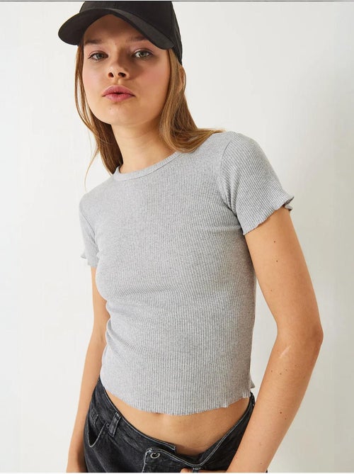 T-shirt crop canelada com decote redondo e detalhe de rebordo ondulado lucci - Kiabi T-shirt crop canelada com decote redondo e detalhe de rebordo ondulado lucci - Kiabi