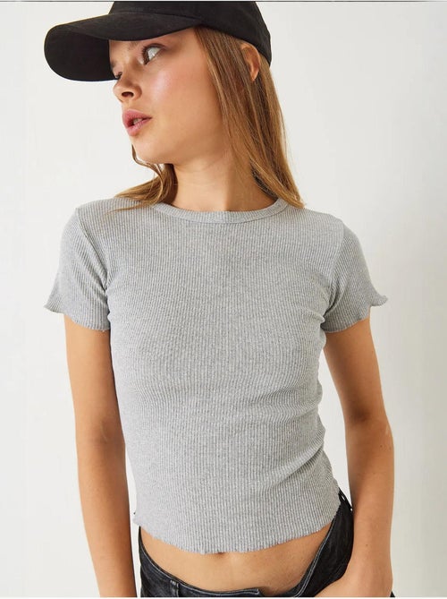 T-shirt crop canelada com decote redondo e detalhe de rebordo ondulado lucci - Kiabi T-shirt crop canelada com decote redondo e detalhe de rebordo ondulado lucci - Kiabi