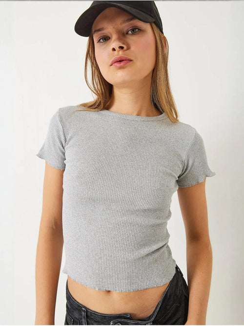 T-shirt crop canelada com decote redondo e detalhe de rebordo ondulado lucci - Kiabi T-shirt crop canelada com decote redondo e detalhe de rebordo ondulado lucci - Kiabi