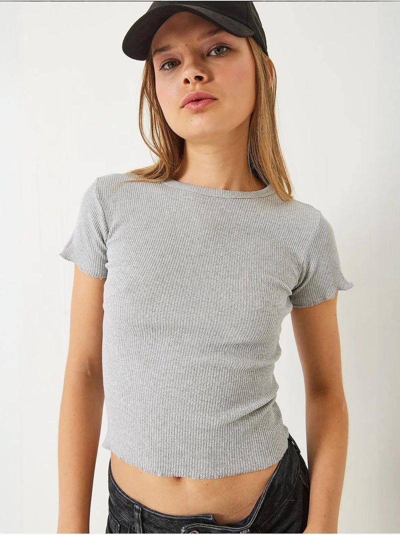 T-shirt crop canelada com decote redondo e detalhe de rebordo ondulado lucci Cinza - Kiabi