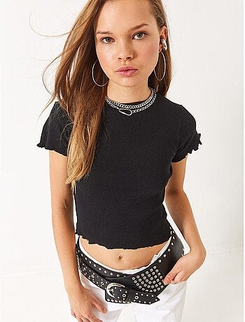 T-shirt crop canelada com decote redondo e detalhe de rebordo ondulado lucci