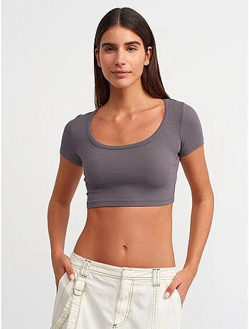 T-shirt crop canelada de mulher dilvin