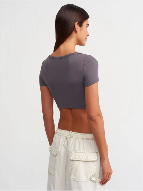 T-shirt crop canelada de mulher dilvin - Kiabi T-shirt crop canelada de mulher dilvin - Kiabi