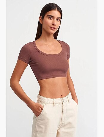 T-shirt crop canelada de mulher dilvin