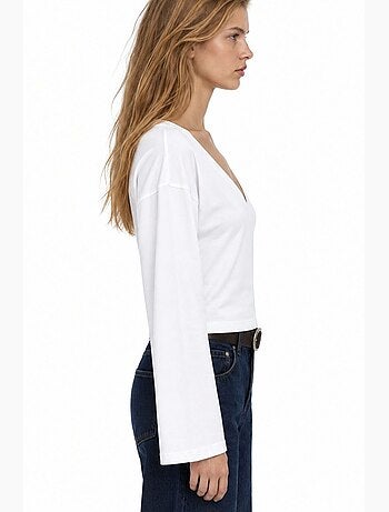 T-shirt crop com decote em v e corte justo busem