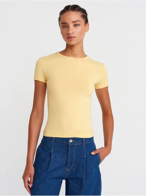 T-shirt crop de mulher slim fit com decote redondo dilvin - Kiabi T-shirt crop de mulher slim fit com decote redondo dilvin - Kiabi