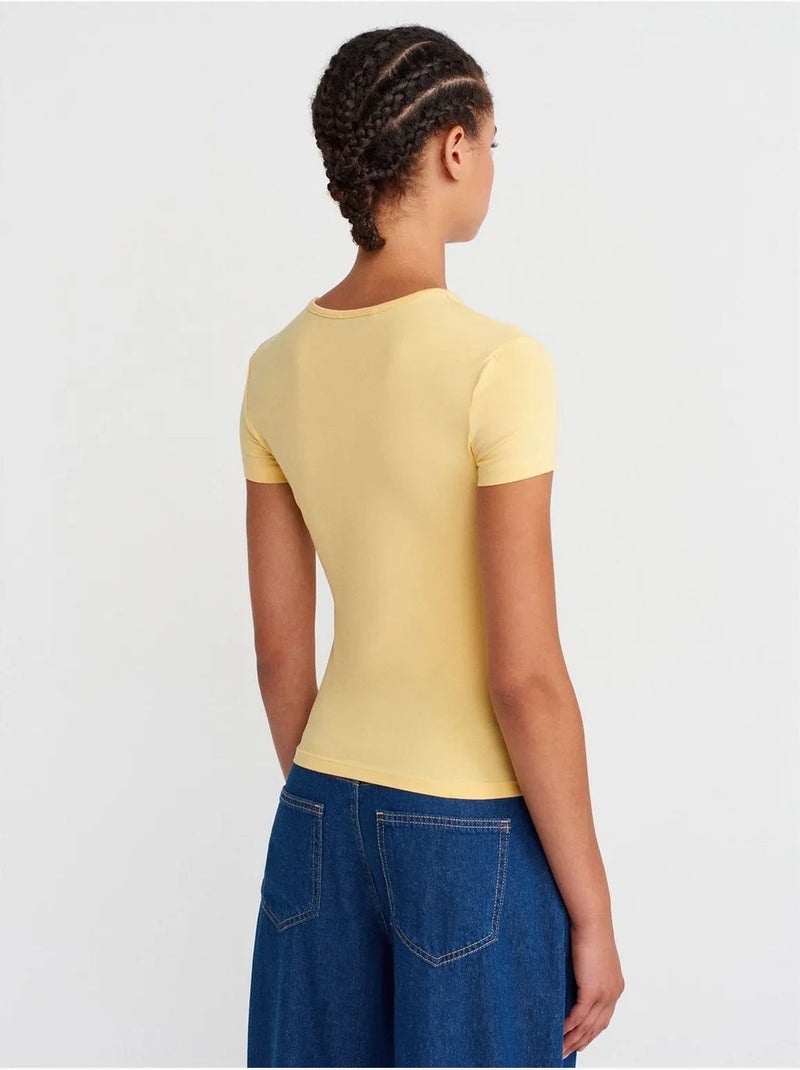 T-shirt crop de mulher slim fit com decote redondo dilvin Amarelo-limão - Kiabi
