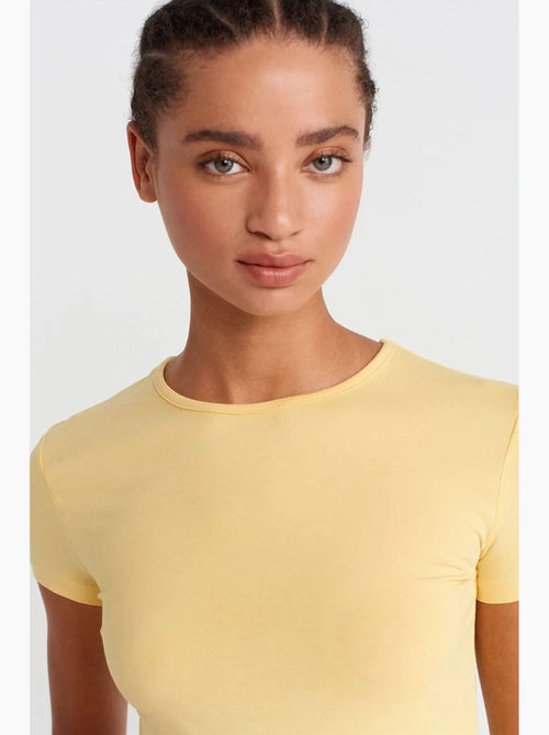 T-shirt crop de mulher slim fit com decote redondo dilvin - Kiabi T-shirt crop de mulher slim fit com decote redondo dilvin - Kiabi