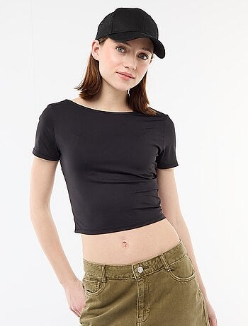 T-shirt cropped com decote quadrado nas costas