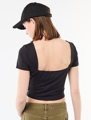 T-shirt cropped com decote quadrado nas costas
