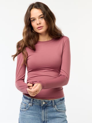 T-shirt cropped com efeito amarrotado
