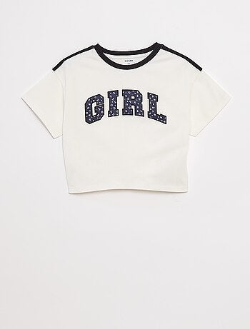 T-shirt cropped estilo campus