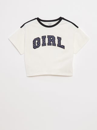T-shirt cropped estilo campus