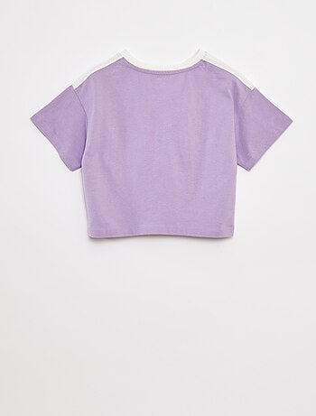 T-shirt cropped estilo campus