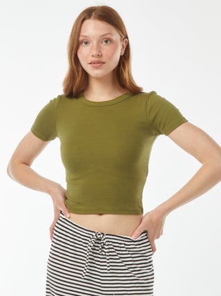 T-shirt cropped manga curta