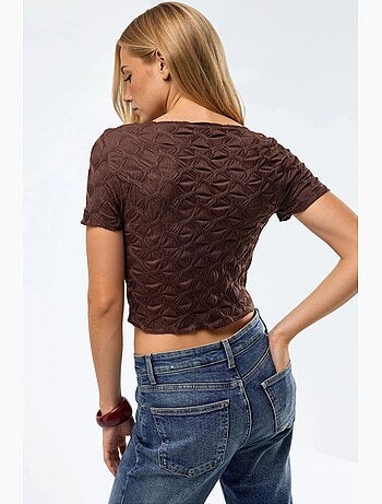 T-shirt cropped slim fit texturizada de manga curta com decote barco hiccup