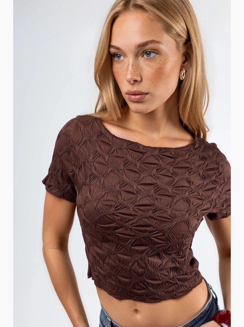 T-shirt cropped slim fit texturizada de manga curta com decote barco hiccup Castanho-avelã - Kiabi
