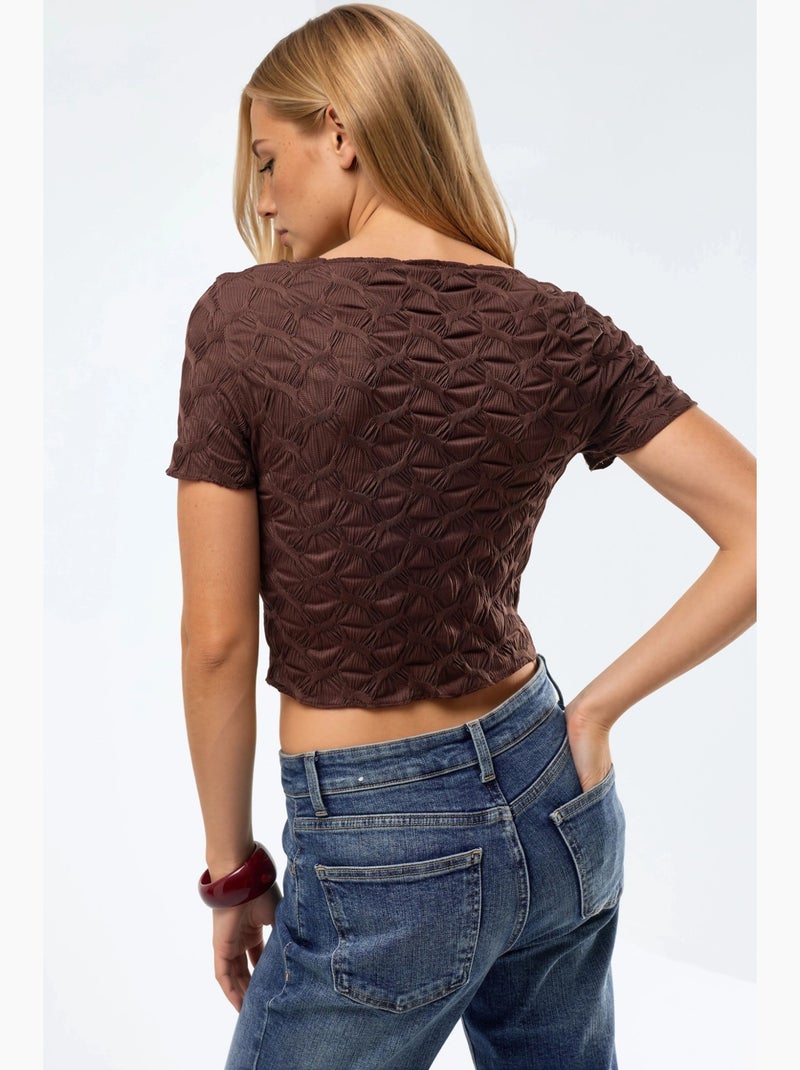 T-shirt cropped slim fit texturizada de manga curta com decote barco hiccup Castanho-avelã - Kiabi