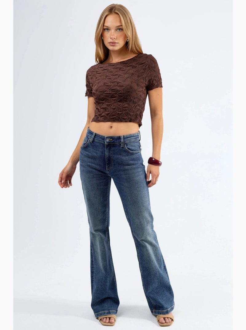 T-shirt cropped slim fit texturizada de manga curta com decote barco hiccup Castanho-avelã - Kiabi