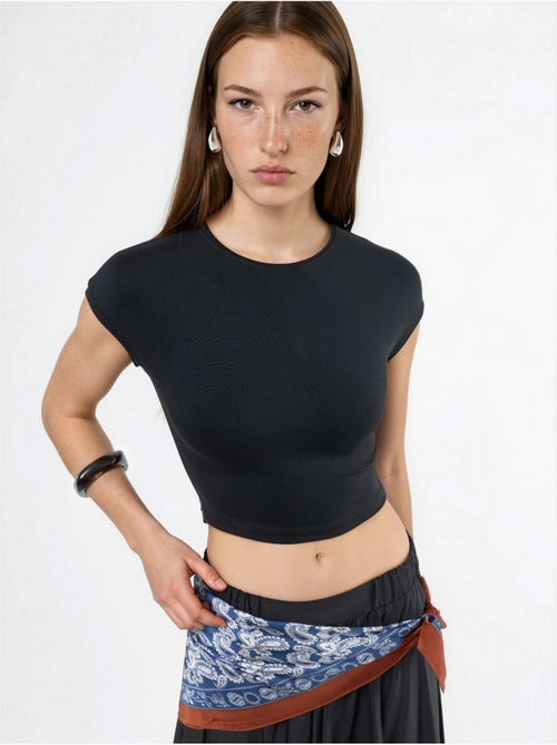 T-shirt curta lisa com gola redonda busem - Kiabi T-shirt curta lisa com gola redonda busem - Kiabi