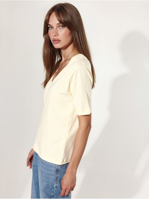 T-shirt de algodão com decote em v de corte regular e cor lisa busem - Kiabi T-shirt de algodão com decote em v de corte regular e cor lisa busem - Kiabi