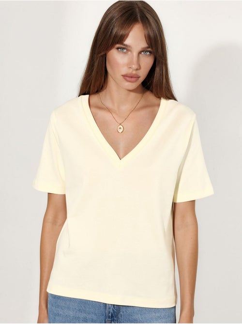 T-shirt de algodão com decote em v de corte regular e cor lisa busem - Kiabi T-shirt de algodão com decote em v de corte regular e cor lisa busem - Kiabi