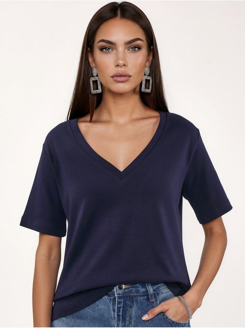 T-shirt de algodão com decote em v de corte regular e cor lisa busem - Kiabi T-shirt de algodão com decote em v de corte regular e cor lisa busem - Kiabi