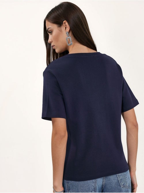 T-shirt de algodão com decote em v de corte regular e cor lisa busem - Kiabi T-shirt de algodão com decote em v de corte regular e cor lisa busem - Kiabi