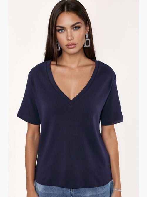 T-shirt de algodão com decote em v de corte regular e cor lisa busem - Kiabi T-shirt de algodão com decote em v de corte regular e cor lisa busem - Kiabi