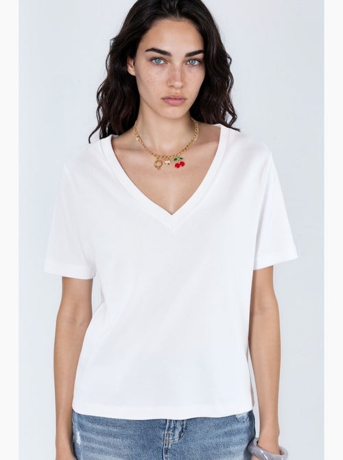 T-shirt de algodão com decote em v de corte regular e cor lisa busem - Kiabi T-shirt de algodão com decote em v de corte regular e cor lisa busem - Kiabi