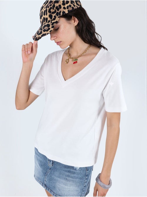 T-shirt de algodão com decote em v de corte regular e cor lisa busem - Kiabi T-shirt de algodão com decote em v de corte regular e cor lisa busem - Kiabi