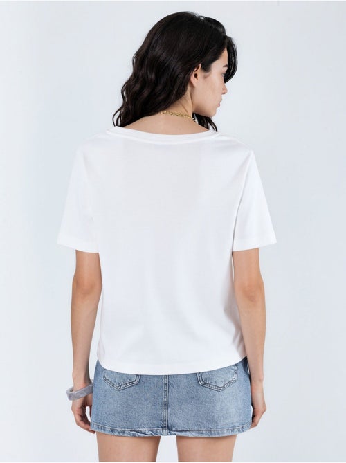 T-shirt de algodão com decote em v de corte regular e cor lisa busem - Kiabi T-shirt de algodão com decote em v de corte regular e cor lisa busem - Kiabi