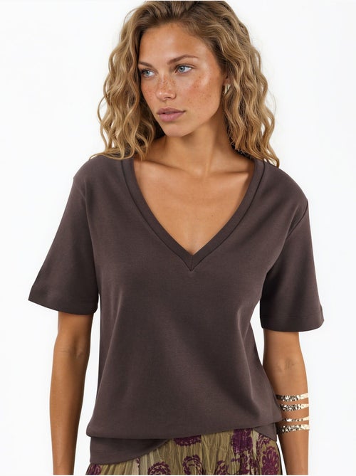 T-shirt de algodão com decote em v de corte regular e cor lisa busem - Kiabi T-shirt de algodão com decote em v de corte regular e cor lisa busem - Kiabi