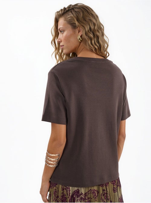 T-shirt de algodão com decote em v de corte regular e cor lisa busem - Kiabi T-shirt de algodão com decote em v de corte regular e cor lisa busem - Kiabi