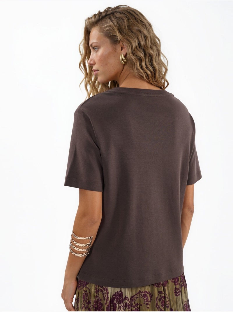 T-shirt de algodão com decote em v de corte regular e cor lisa busem Castanho - Kiabi